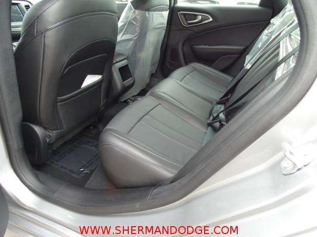 2017 Chrysler 200 Limited Platinum 4dr Sedan